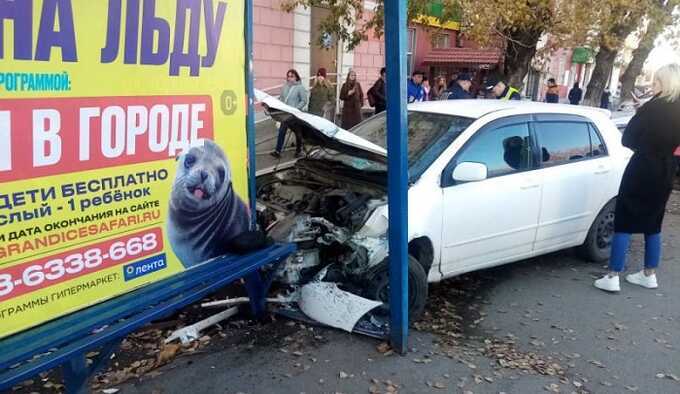 В Барнауле водитель на автомобиле въехал в остановку с людьми